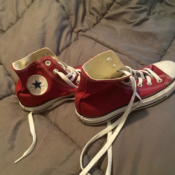 Garnet converse women’s 8, men’s 6 - Picture 2 of 4